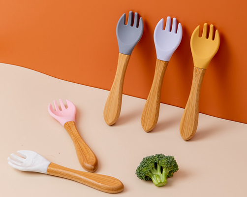 라텍스 자유롭 5 PC 아기 실리콘 스푼은 나무 손잡이와 함께 설정했습니다